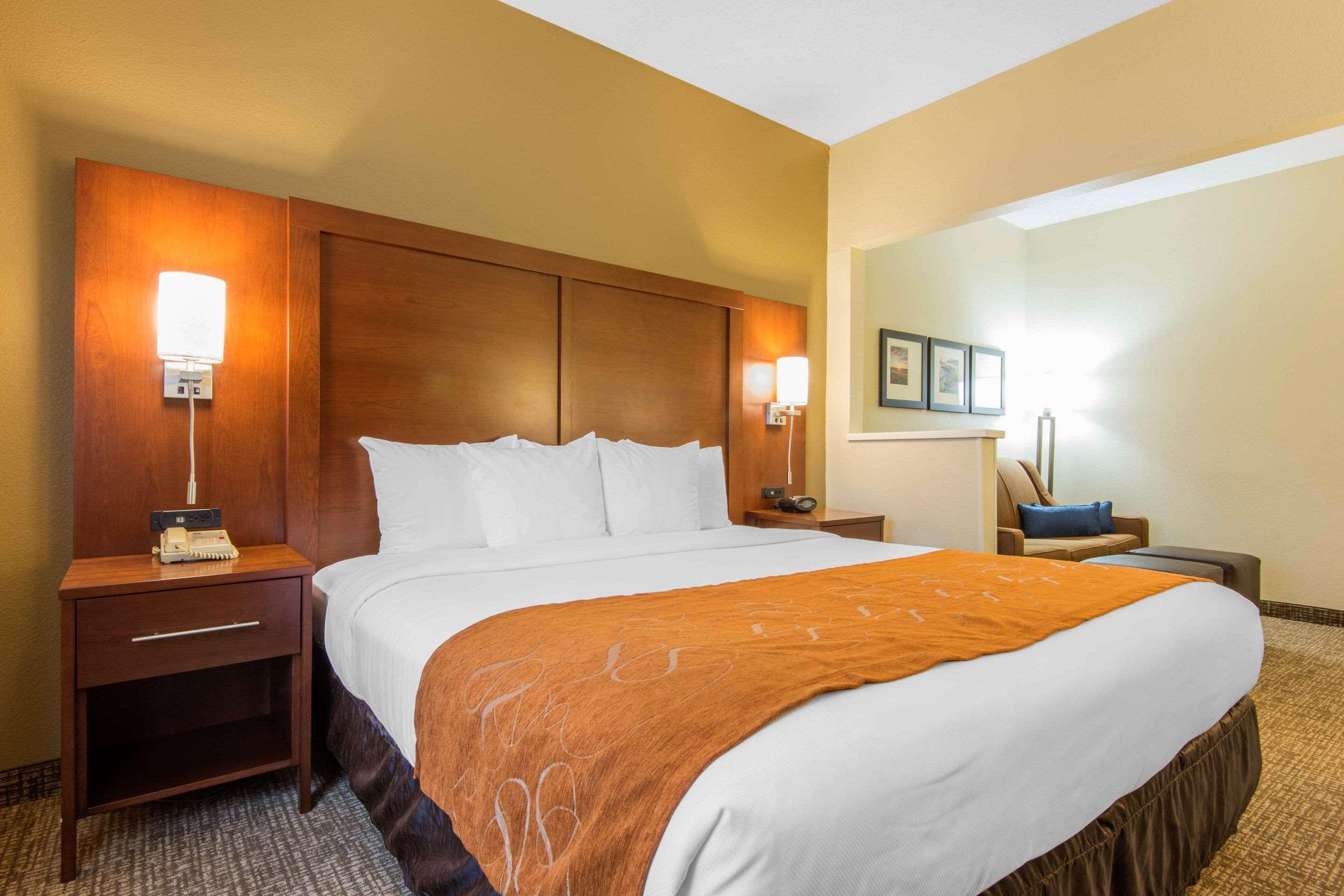 Comfort Suites Rochester Henrietta University Area Exterior photo