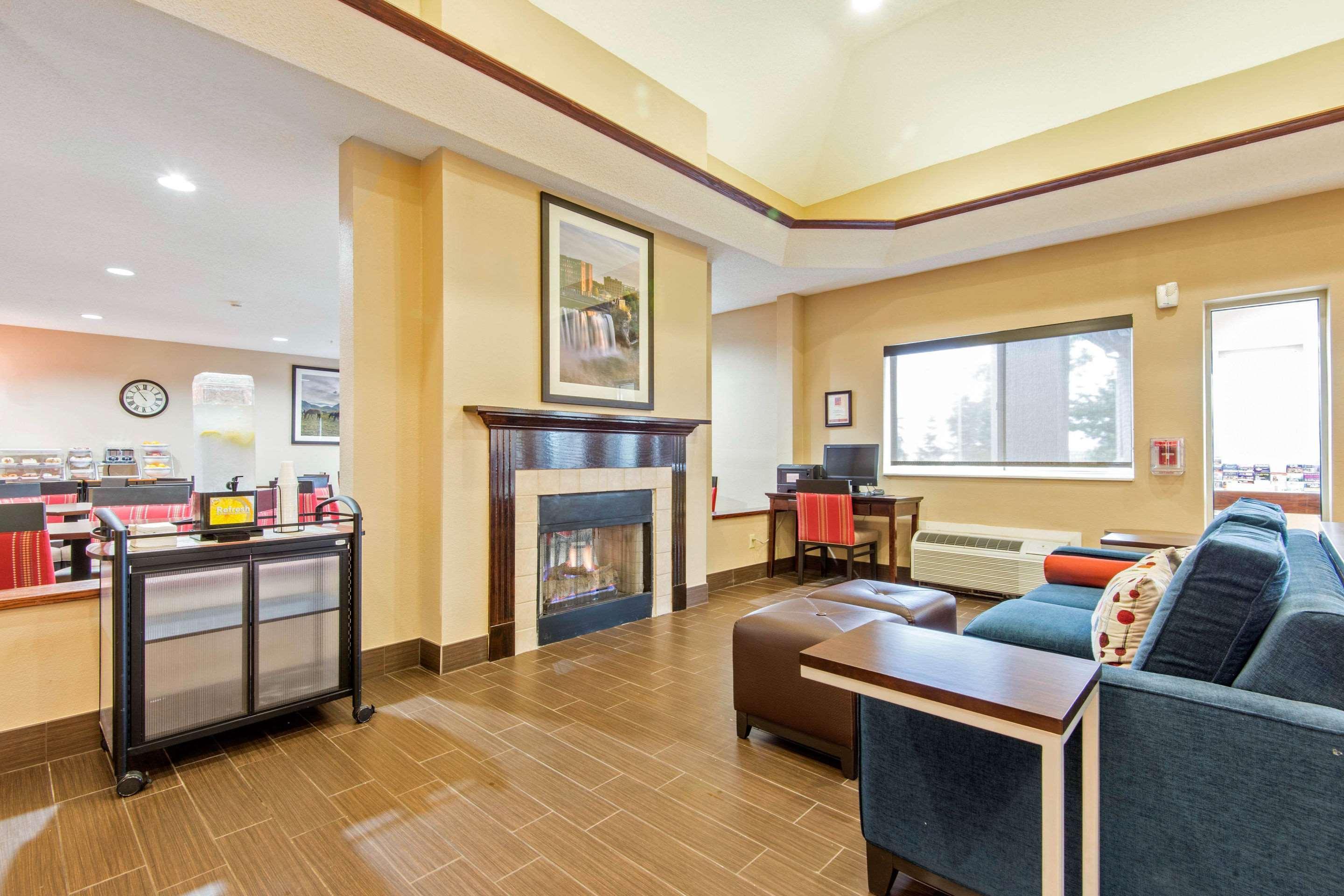 Comfort Suites Rochester Henrietta University Area Exterior photo